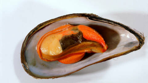 Eit opna halvt oskjel med innmat. Foto: Per Eide Studio / Norwegian Seafood Council