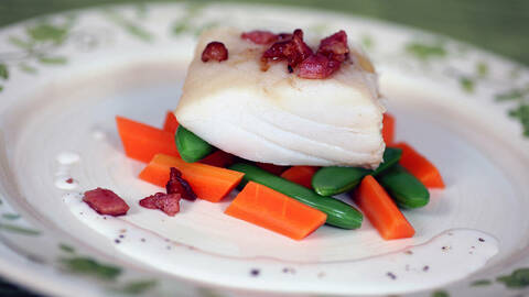 Klippfisk tilberedt med bacon og grønnsaker. Illustrasjonsfoto: Bent Raanes / Norwegian Seafood Council