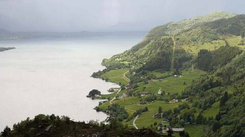 Arkivfoto: Utsikt fra Engebøfjellet og vestover mot Førdefjorden hvor det planlegges fjorddepeoni. Foto: Jan Helge Fosså / Havforskningsinstituttet
