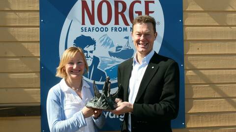 EFFs markedssjef for pelagisk sektor, Ingelill Jacobsen og adm. dir. Terje E. Martinussen, er tydelig stolte over den høythengende prisen. Foto: Katrine Rypeng / Norwegian Seafood Council