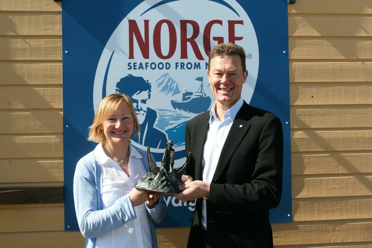 EFFs markedssjef for pelagisk sektor, Ingelill Jacobsen og adm. dir. Terje E. Martinussen, er tydelig stolte over den høythengende prisen. Foto: Katrine Rypeng / Norwegian Seafood Council
