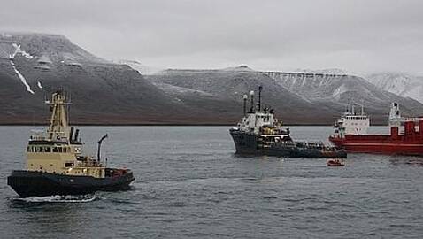 Oljevernøvelse i Van Mijenfjorden på Svalbard. Norbjørn simulerer havarist, mens NSO Crusander (båt i slepeberedskapen på fastlandet) nødlosser fartøyet. Slepebåten Sigyn fra Svea la oljelenser rundt «havaristen». Foto: Sysselmannen