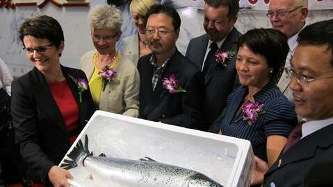 Laks nummer 10 million har nådd Shanghai i Kina. Fra venstre på bildet står fiskeri- og kystminister Lisbeth Berg-Hansen, tilsynsdirektør i Mattilsynet Kristina Landsverk, EFFs utsending i Kina og Hong Kong Åshild Nakken, Director Superbrand Brand Mall Michico Kunioka, adm. dir. i Marine Harvest ASA Alf-Helge Aarskog, styremedlem i Eksportutvalget for fisk Line Ellingsen, pioneren Bjørn Eng og Vice Executive President i China Aquatic Product Processing and Marketing Association Cui He. Foto: Norwegian Seafood Council