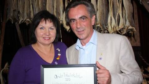 Tove Sleipnes overrakte diplom til Harald Osa. Foto: Norwegian Seafood Council