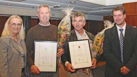Vinnarane av miljøprisen, Sven-Helge Pedersen (t.v.) og Frode Otto Strønen, flankert av fylkesordførar Torill Selsvold Nyborg og leiar for kultur- og ressursutvalet – Helge Andre Njåstad. Foto: Hordaland fylkeskommune