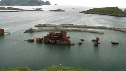 Arkivbilde fra en tidlig fase av arbeidet med bygging av molo rundt vraket «Murmansk». Foto: Atle Barstad / Kystverket
