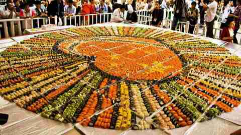 Arkivbilde av verdens største sushimosaikk på EXPO 2010 i Shanghai. Foto: Ola Reibo / Norwegian Seafood Council