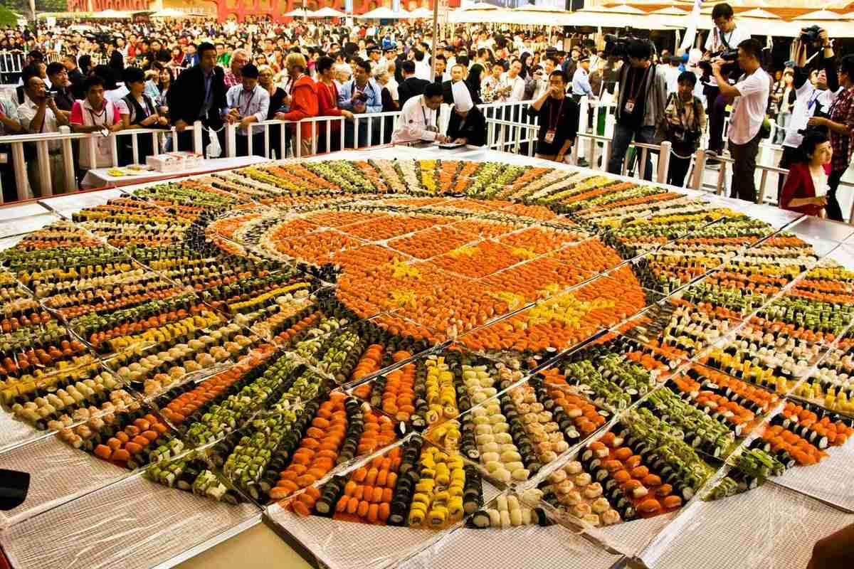 Arkivbilde av verdens største sushimosaikk på EXPO 2010 i Shanghai. Foto: Ola Reibo / Norwegian Seafood Council