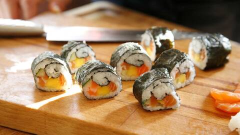 Laksesushi på skjærefjøl. Foto: Astrid Hals / Norwegian Seafood Council