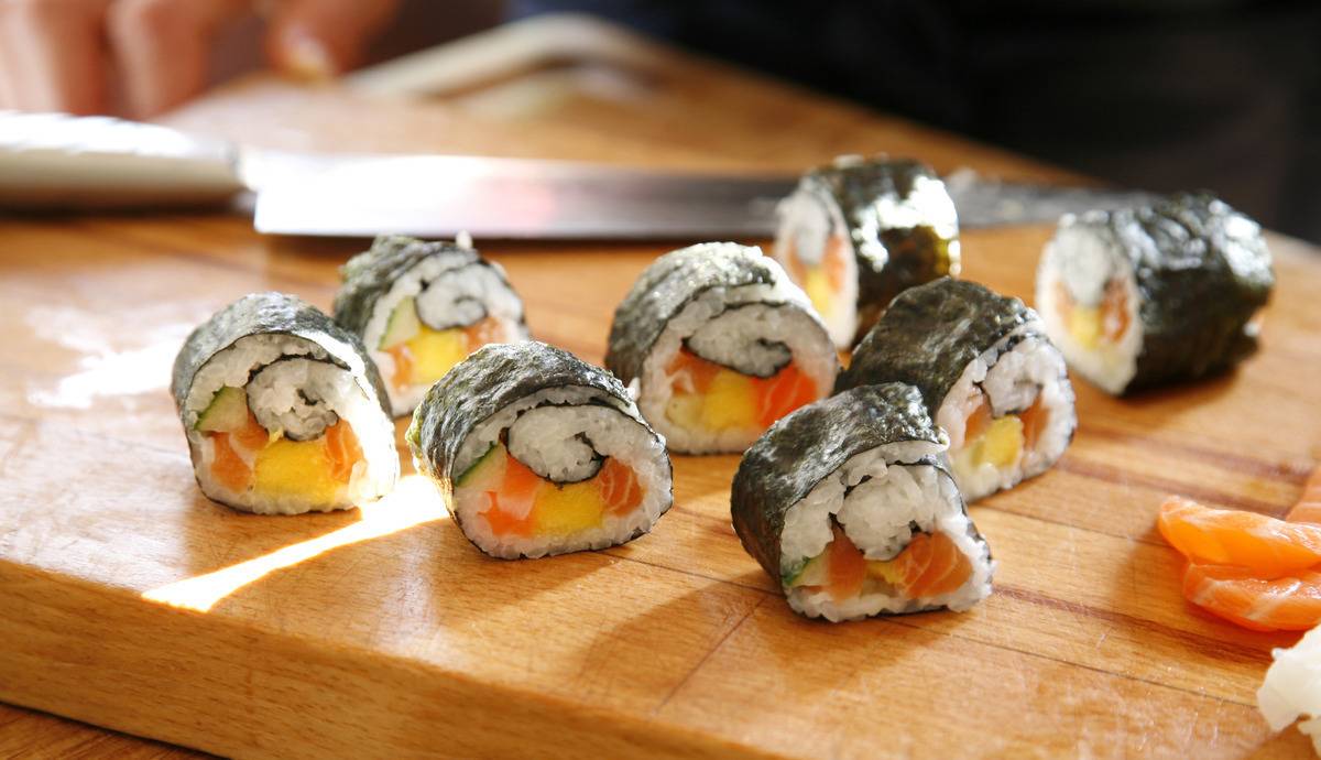 Laksesushi på skjærefjøl. Foto: Astrid Hals / Norwegian Seafood Council