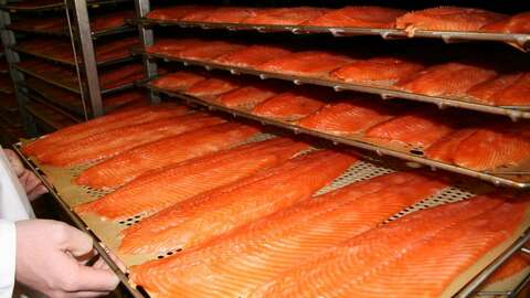 Illustrasjonsfoto: Røkt laks på brett. Foto: Morpol ASA