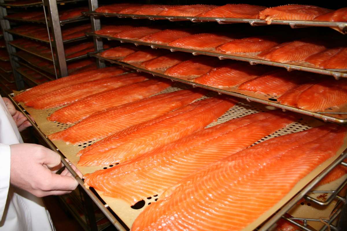 Illustrasjonsfoto: Røkt laks på brett. Foto: Morpol ASA