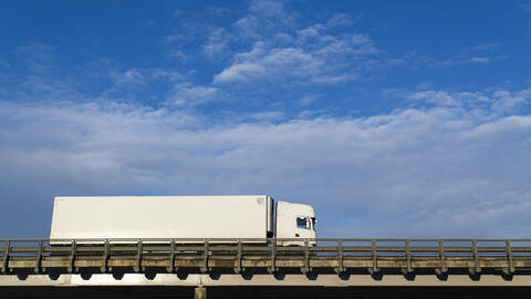 – Vi ønsker å hjelpe fylkene med midler til å utbedre de fylkesveiene i Norge med størst behov for oppgradering. Tilskuddsordningen er på inntil 141,5 millioner kroner, sier samferdselsminister Knut Arild Hareide. Foto: Olav Heggø 