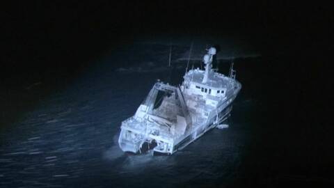 Reketråleren «Northguider» grunnstøtte i Hinlopenstretet på Svalbard i romjulen 2018. Mannskapet på 14 ble evakuert, og ingen ble skadet. Foto: Kystvakten / Kystverket