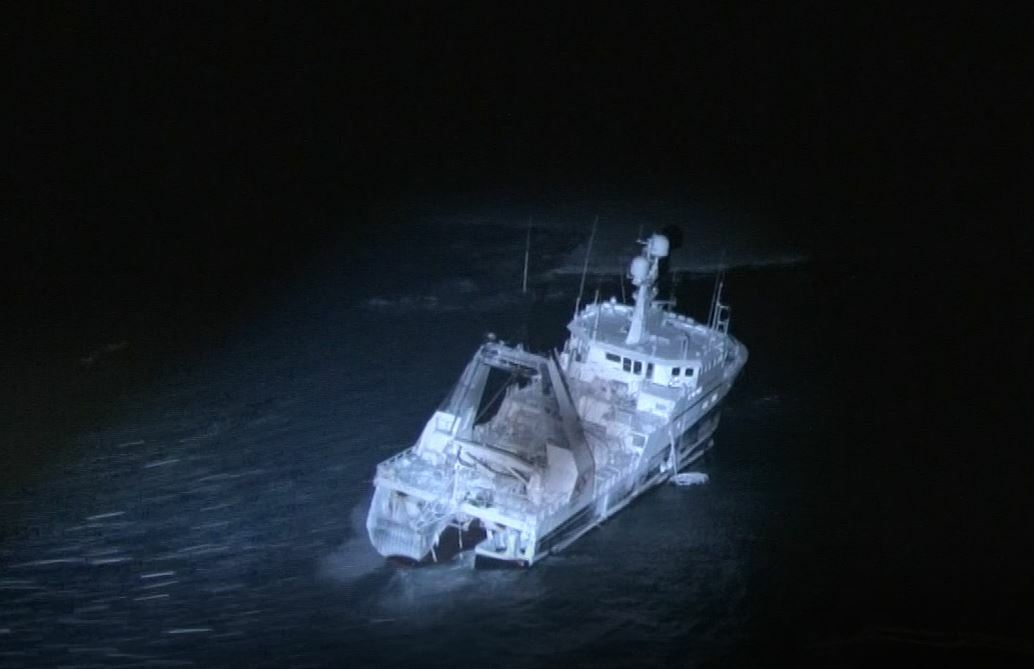 Reketråleren «Northguider» grunnstøtte i Hinlopenstretet på Svalbard i romjulen 2018. Mannskapet på 14 ble evakuert, og ingen ble skadet. Foto: Kystvakten / Kystverket