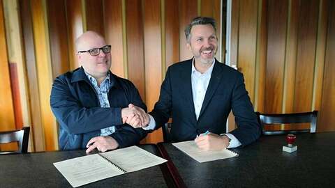 Ordfører Trond Einar Olaussen og kystdirektør Einar Vik Arset signerte forskutteringsavtalen for Gamvik fiskerihavn. Foto: Kystverket