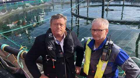 Fiskeri- og sjømatminister Harald T. Nesvik besøkte Mortenlaks i mai 2019. Her sammen med Tom Jarle Bjørkly. Foto: NFD