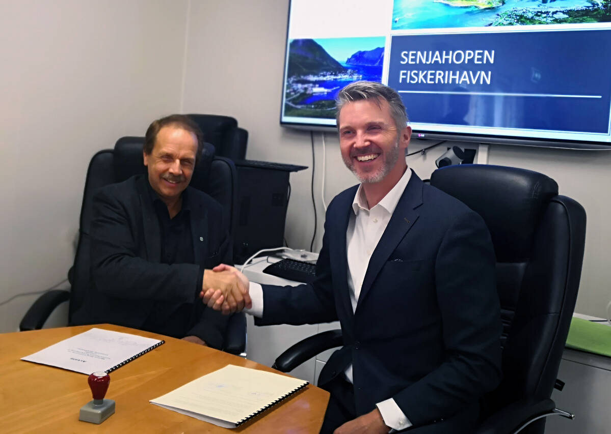 Ordfører Roar Jakobsen i Berg kommune og kystdirektør Einar Vik Arset signerte forskutteringsavtalen for «Innseiling Senjahopen». Foto: Kystverket