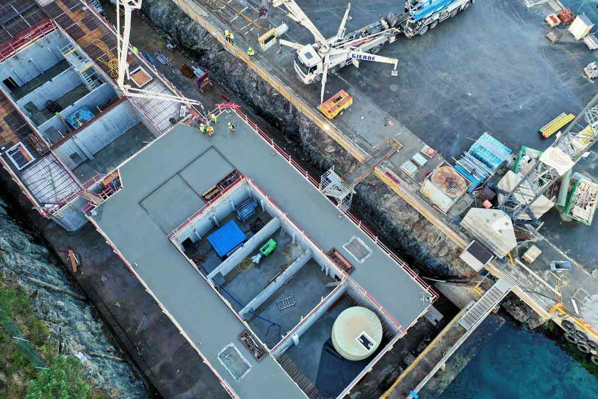 Støping av betongflåter til bruk som fôrflåter. Foto: Endúr ASA