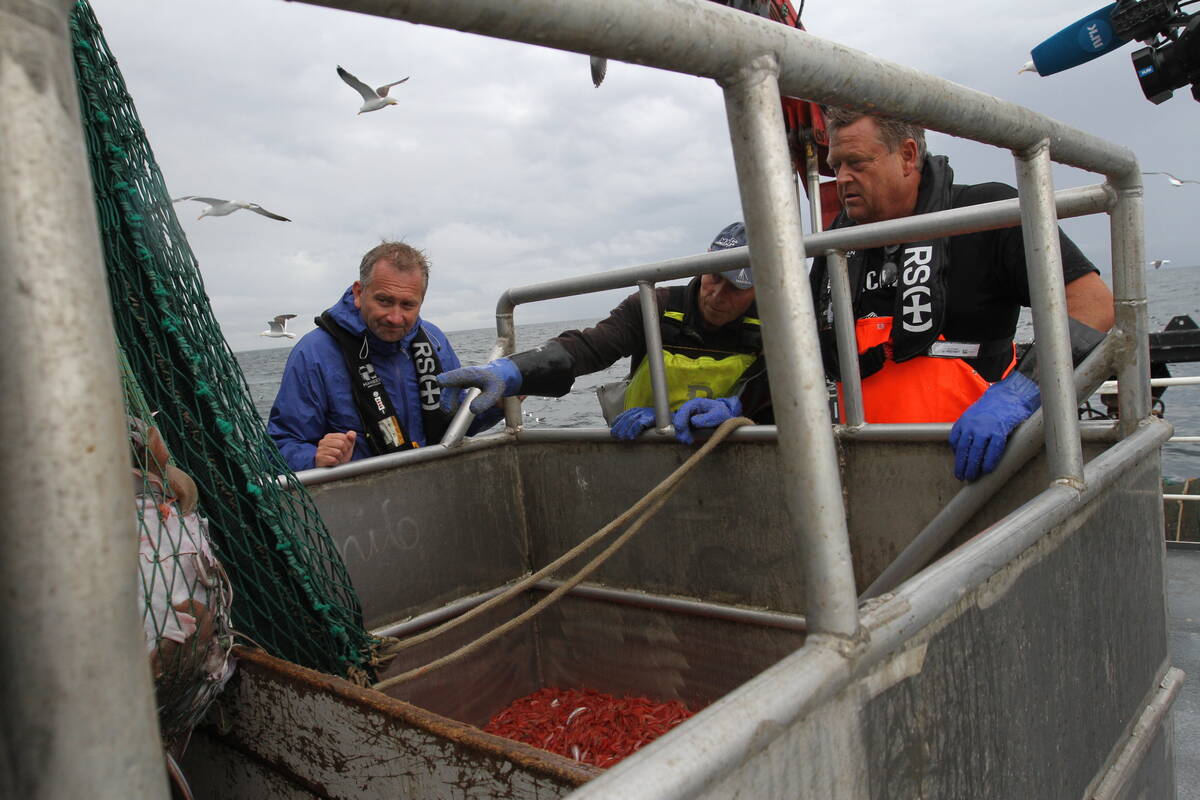 Fiskeri- og sjømatminister Harald T. Nesvik på rekefiske med Lennart Danielsen. Foto: Nærings- og fiskeridepartementet