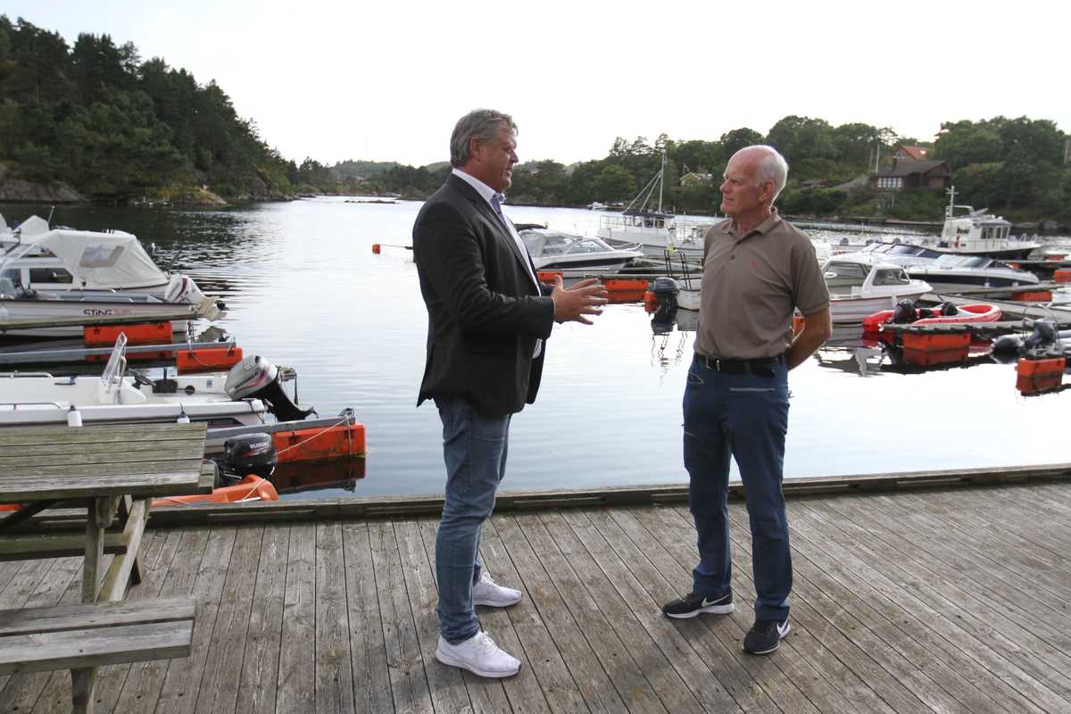 Fiskeriminister Harald T. Nesvik sammen med eier Sven Arne Thuestad, under besøket til Tregde Ferie AS i Mandal 7. august 2019. Foto: Nærings- og fiskeridepartementet