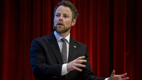 Arbeids- og sosialminister Torbjørn Røe Isaksen skal mellombels òg vere fiskeri- og sjømatminister. Foto: Helge Skodvin / NFD