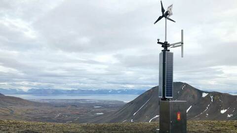 Kystverkets nye AIS-basestasjon er om lag fire meter høy, tilpasset arktiske forhold og driftes av solceller, vindturbin og batterier. Foto: Anne Grethe Nilsen / Kystverket