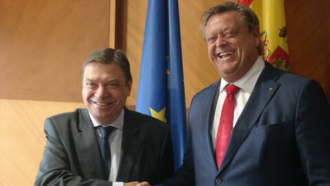 Fiskeri- og sjømatminister Harald T. Nesvik (til høyre på bildet) og hans spanske kollega landbruks-, fiskeri- og matminister, Luis Planas Puchades. Foto: Nærings- og fiskeridepartementet