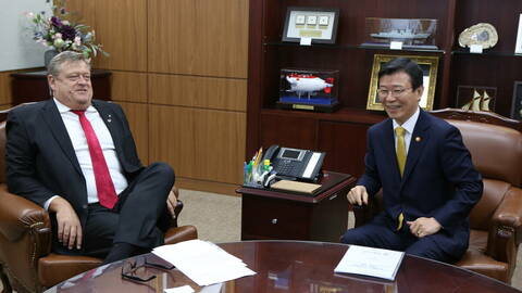 Fiskeri- og sjømatminister Harald T. Nesvik i møte med Sør-Koreas hav- og fiskeriminister Moon Seoung-hyeok. Foto: Nærings- og fiskeridepartementet