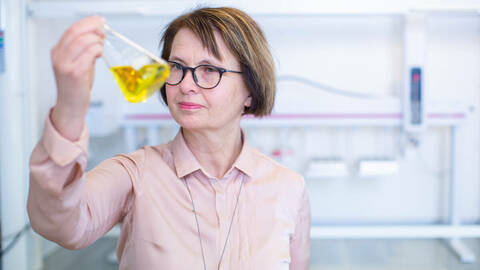 Bente Ruyter har lang erfaring med forskning på omega-3-kilder i fôr til laks, og ser nå at tilgangen på nye kilder kommer for fullt. Foto: Joe Urrutia / Nofima