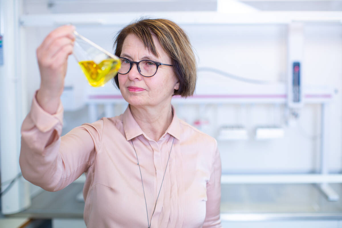 Bente Ruyter har lang erfaring med forskning på omega-3-kilder i fôr til laks, og ser nå at tilgangen på nye kilder kommer for fullt. Foto: Joe Urrutia / Nofima