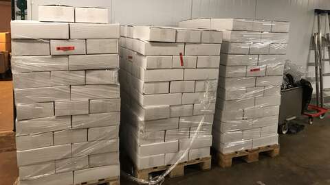 Det ble i november 2019 tatt beslag i flere paller med kongekrabbe. Foto: Politiet