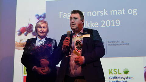 To stolte produsenter, Heidi og Vidar Garnvik fra Garnviks Røkeri, på scenen for å ta imot Spesialitet-merket. Foto: Matmerk