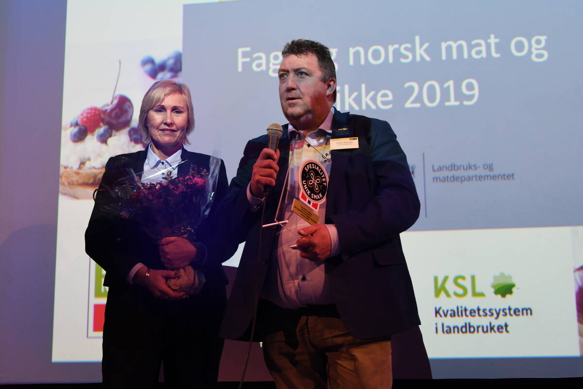 To stolte produsenter, Heidi og Vidar Garnvik fra Garnviks Røkeri, på scenen for å ta imot Spesialitet-merket. Foto: Matmerk