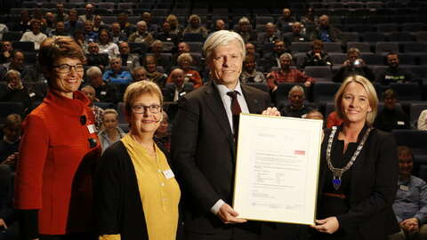 I dag kunne Mattilsynet endelig erklære Raumavassdraget fri for Gyrodactylus salaris og overrekke beviset på det. Frå venstre: Rigmor Brøste (Fylkesmann i Møre og Romsdal), Inger Mette Hogstad (Mattilsynet), Ola Elvestuen (klima- og miljøminister) og Yvonne Wold (ordførar i Rauma). Foto: Mattilsynet
