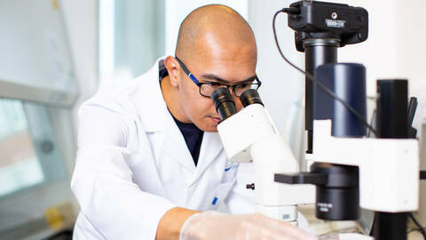 Carlo Lazado er forsker i fiskehelse i Nofima, og han skal nå lede et nytt prosjekt som studerer interaksjonen mellom H2S i vann og laksens fysiologi. Han håper kunnskapen vil bidra til at det blir lettere å gripe tak i H2S-problemer på et tidligere stadium og redusere massedødelighet hos fisk. Foto: Joe Urrutia / Nofima