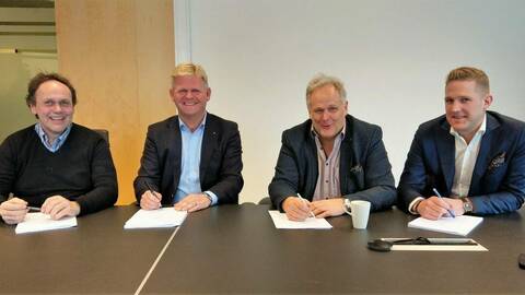 Signering av avtale i Trondheim 9. desember 2019: Fra venstre administrerende direktør Harry Bøe og styreleder Roger Granheim i NTS ASA og eiere i Gåsø Næringsutvikling AS, Helge Gåsø og Anders Gåsø. Foto: Torkil Marsdal Hanssen / PKOM