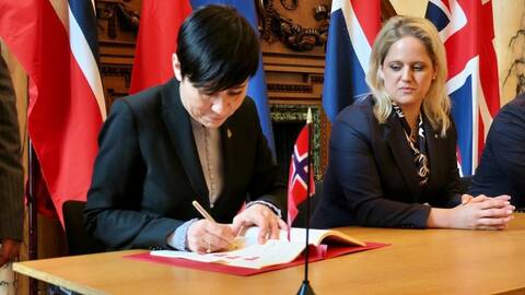 Utenriksminister Ine Eriksen Søreide signerer avtalen mellom Norge og Storbritannia, som gjelder etter at Storbritannia går ut av EU. Foto: Trude Måseide / UD