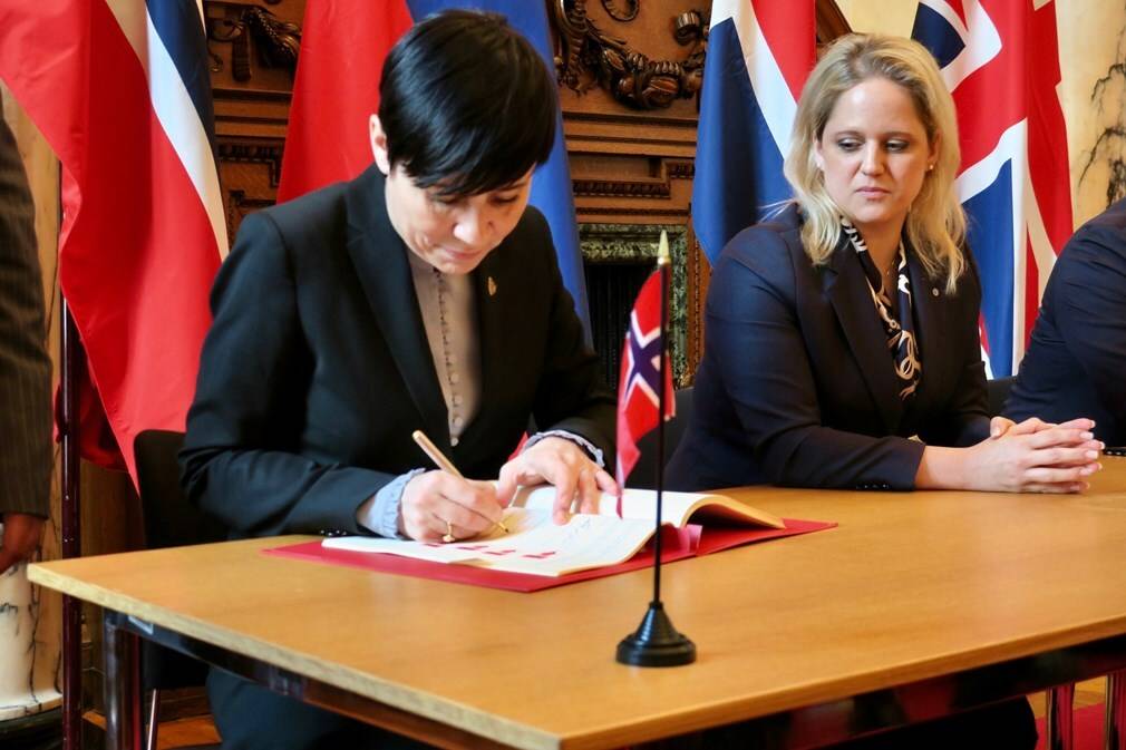Utenriksminister Ine Eriksen Søreide signerer avtalen mellom Norge og Storbritannia, som gjelder etter at Storbritannia går ut av EU. Foto: Trude Måseide / UD