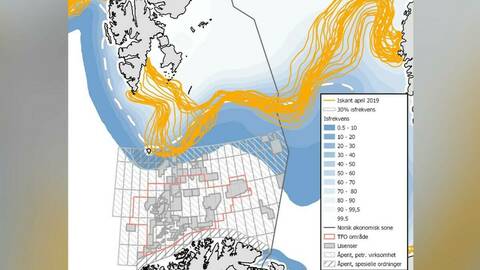 De oransje linjene viser hvor iskanten (15 prosent iskonsentrasjon) lå alle dagene i april 2019 (kilde: NSIDC). De blå og hvite linjene viser isfrekvens (1988-2017) for april (kilde: Norsk Polarinstitutt), mens de grå og røde linjene og feltene viser petroleumsområder og lisenser (kilde: Norsk Petroleum). Figur: HI