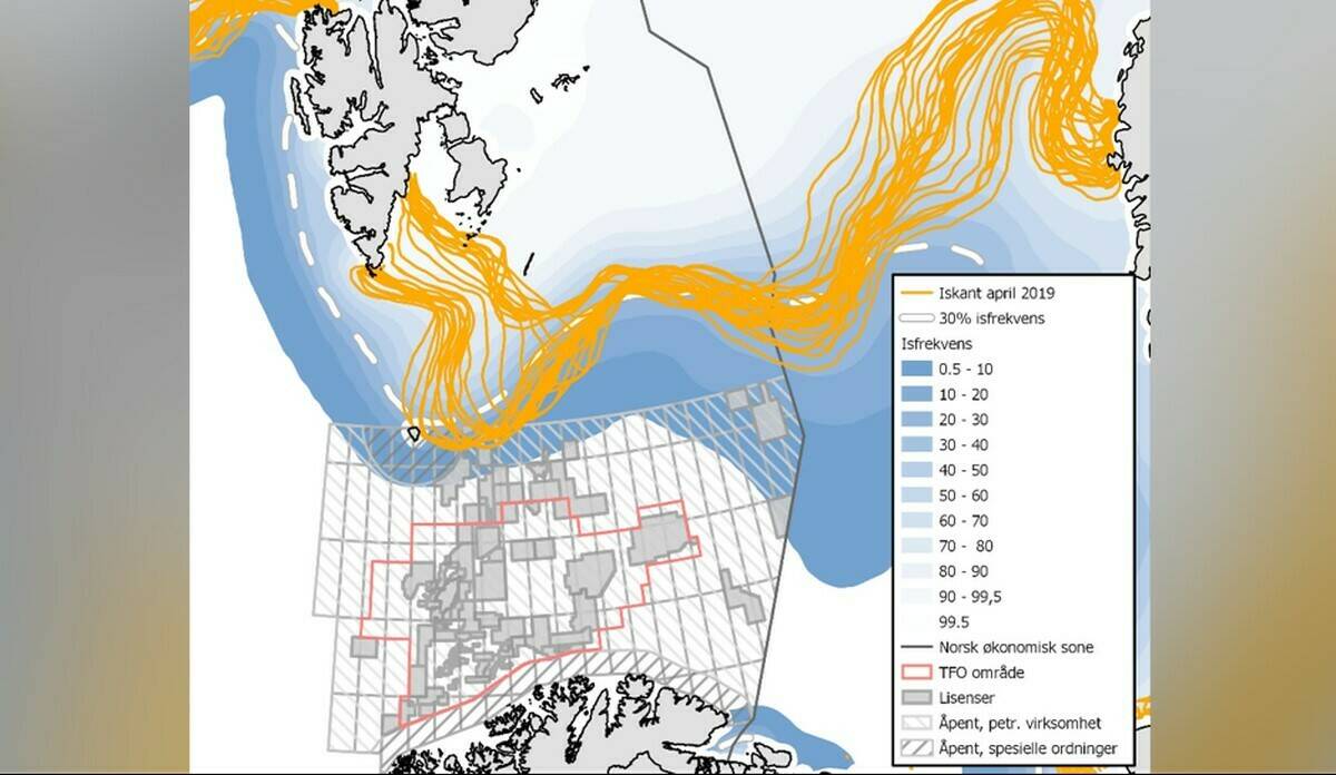 De oransje linjene viser hvor iskanten (15 prosent iskonsentrasjon) lå alle dagene i april 2019 (kilde: NSIDC). De blå og hvite linjene viser isfrekvens (1988-2017) for april (kilde: Norsk Polarinstitutt), mens de grå og røde linjene og feltene viser petroleumsområder og lisenser (kilde: Norsk Petroleum). Figur: HI
