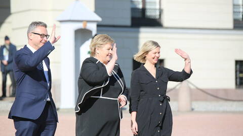 Odd Emil Ingebrigtsen frå Bodø blei utnevnt til ny fiskeri- og sjømatminister 13. mars 2020. Samstundes vart Guri Melby utnemnd til ny kunnskaps- og integreringsminister. I midten statsminister Erna Solberg. Foto: Halvard Wensel / NFD