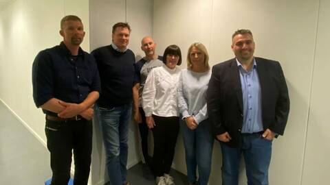 Øystein Markussen, Kay Roger Fjellsøy, Per Anton Sæther, Hill Jorunn Kåberg fra Marin Helse, Renathe Greve og Frode Westby fra Åkerblå. Foto Åkerblå