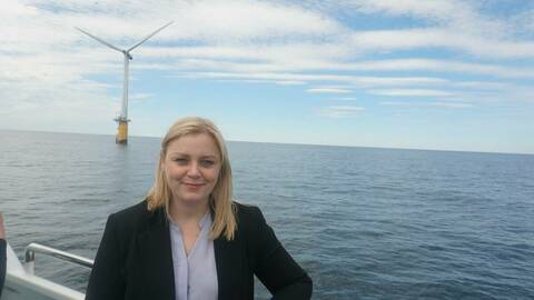 Olje- og energiminister Tina Bru framfor havvindturbinen Hywind Demo. Foto: OED