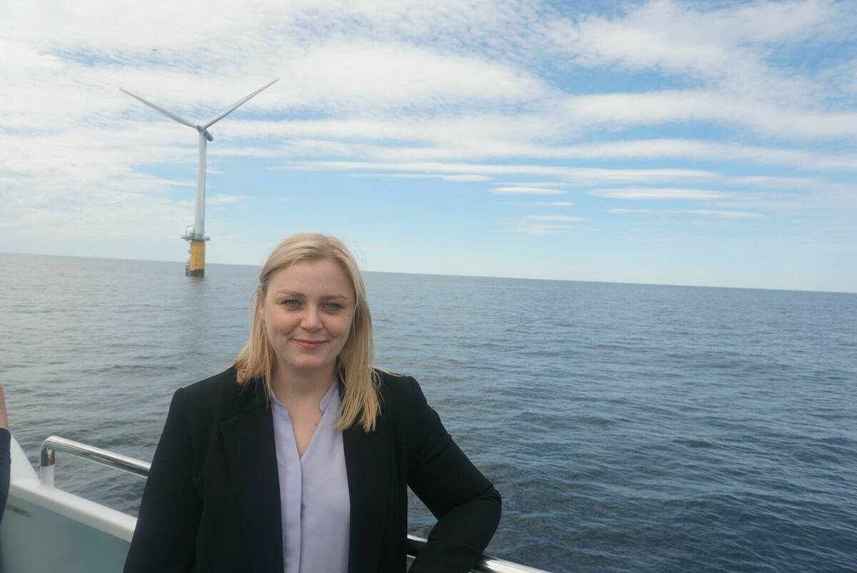 Olje- og energiminister Tina Bru framfor havvindturbinen Hywind Demo. Foto: OED