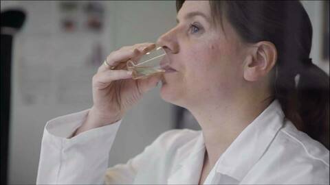 Matviter og forsker Wenche Emblem Larssen fra Møreforskning smaker på fiskeolje. Foto: Møreforskning