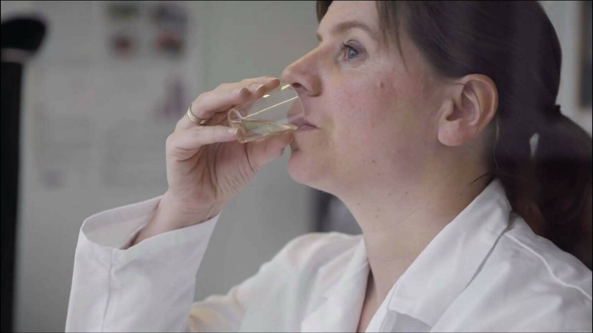 Matviter og forsker Wenche Emblem Larssen fra Møreforskning smaker på fiskeolje. Foto: Møreforskning