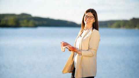Forsker Marta Bou Mira i matforskningsinstituttet Nofima har avslørt mye om hvordan laksens celler håndterer et fôr der stadig mer av fettkildene kommer fra planter enn fra havet. Foto: Joe Urrutia / Nofima