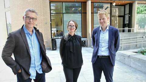 Fiskeri- og sjømatminister Odd Emil Ingebrigtsen, seniorrådgiver Eve de Coning og økokrimsjef Pål Lønseth. Foto: NFD