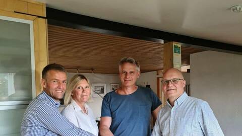 Pål Kristian Moe, styreleder i Åkerblå Group, Rita Strand og Anders Lamberg fra Skandinavisk Naturovervåking, og adm.dir. Roger Sørensen fra Åkerblå Group. Øystein Kaanstad Hanssen fra Ferskvannsbiologen var ikke til stede. Foto: Åkerblå